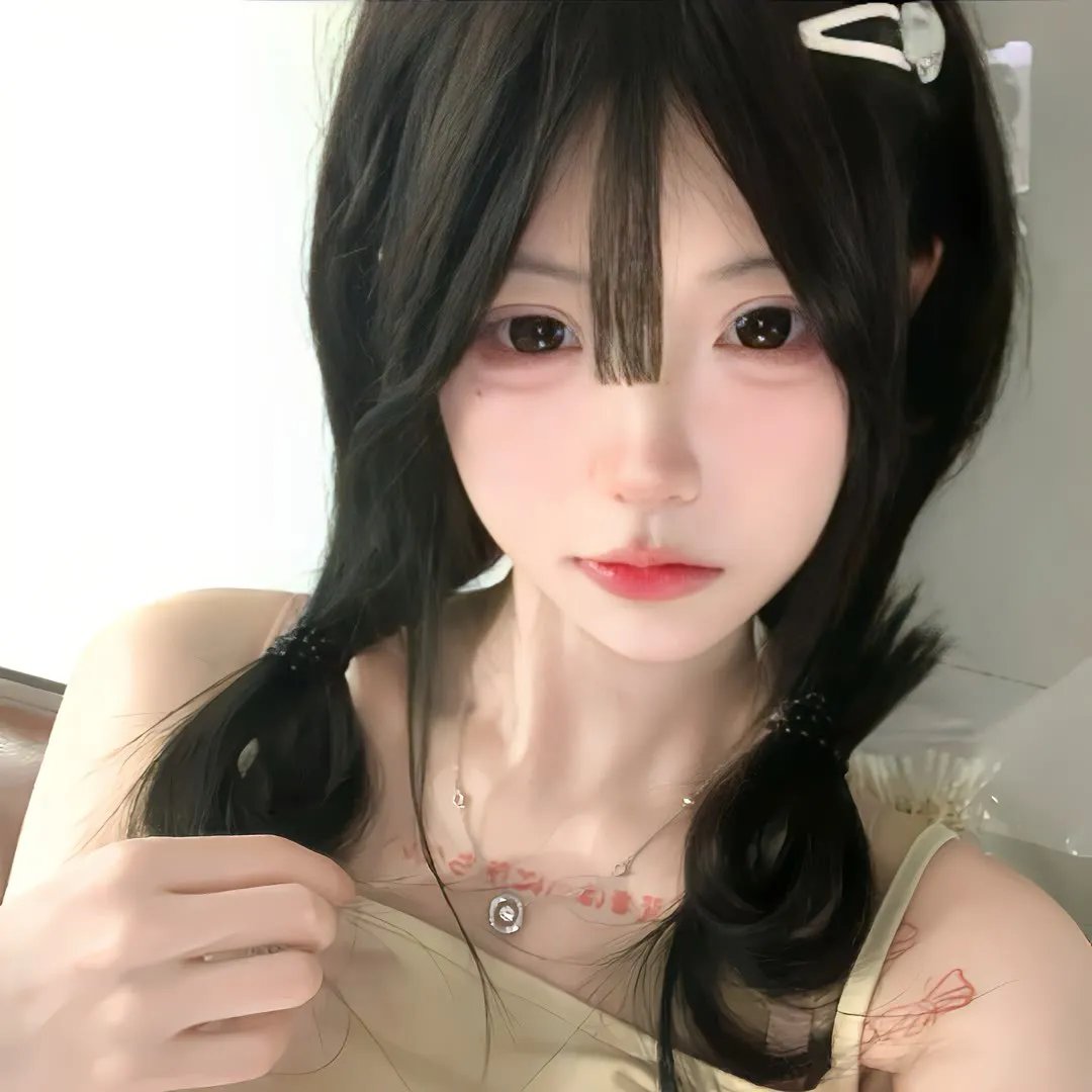 高墙、黑色与帅小伙